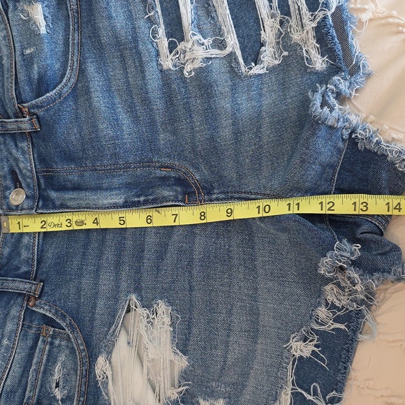 American Eagle Mom Short Stretch Blue Denim Distressed Frayed US 12 - Picture 8 of 8